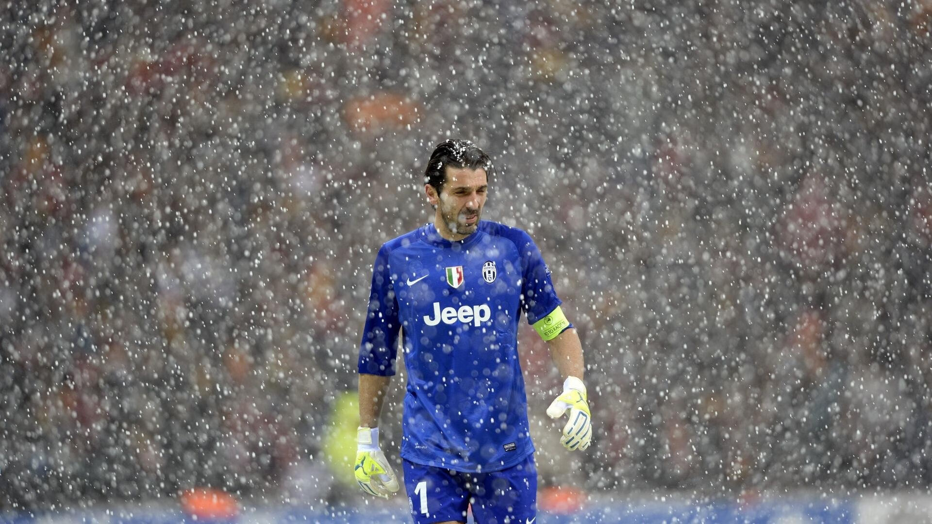 UFC冠军战，张伟丽强势击倒对手再创历史，ufc张伟丽冠军战视频